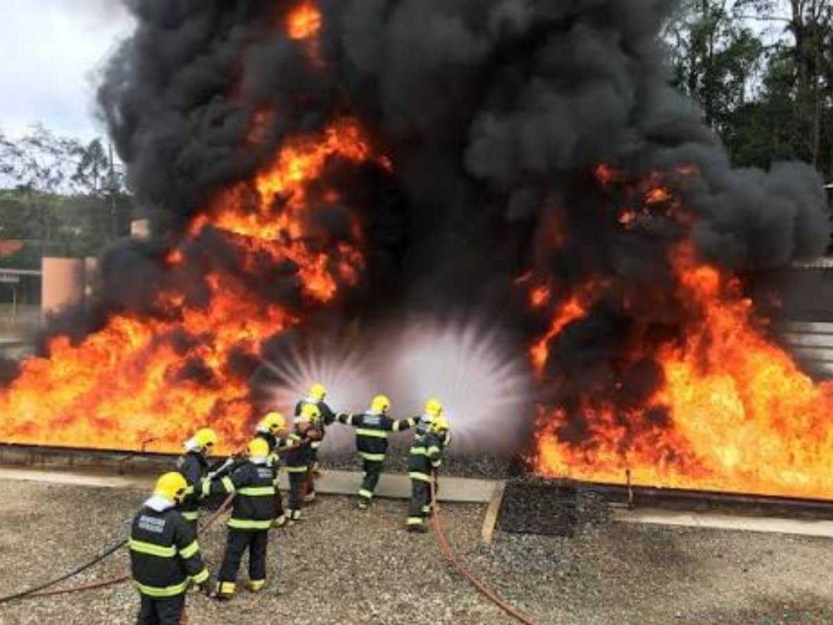 Treinamento de combate a incêndio com fogo em área aberta