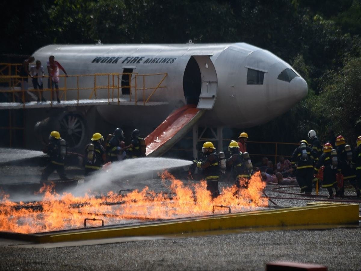 Mockup de aeronave em chamas durante treinamento de resgate