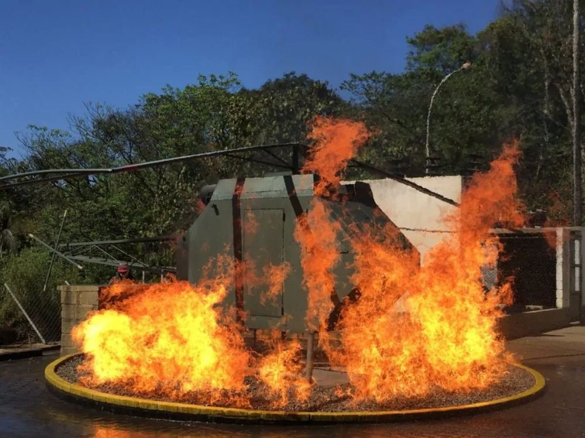 Simulador com chamas em estrutura metálica