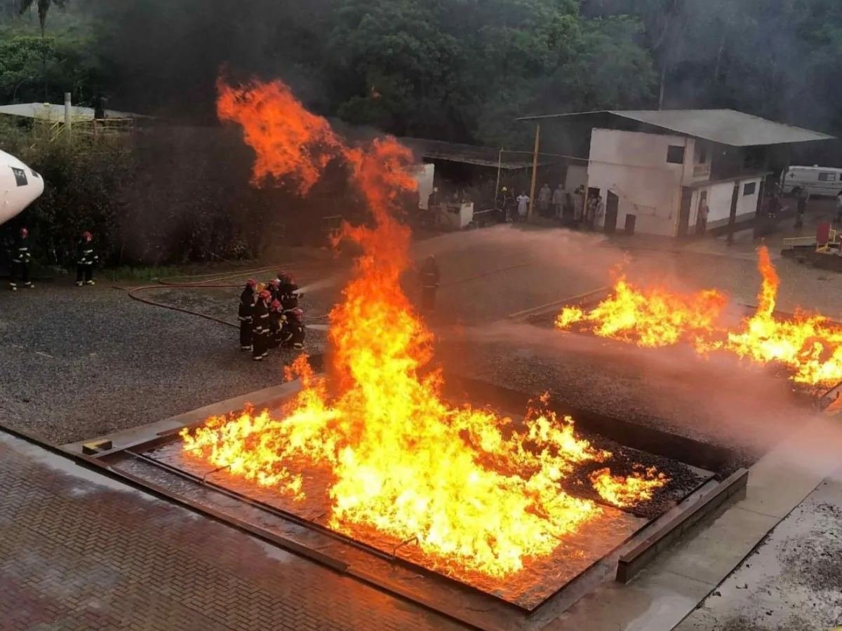 Fogo em bacia de combustível no campo de treinamento