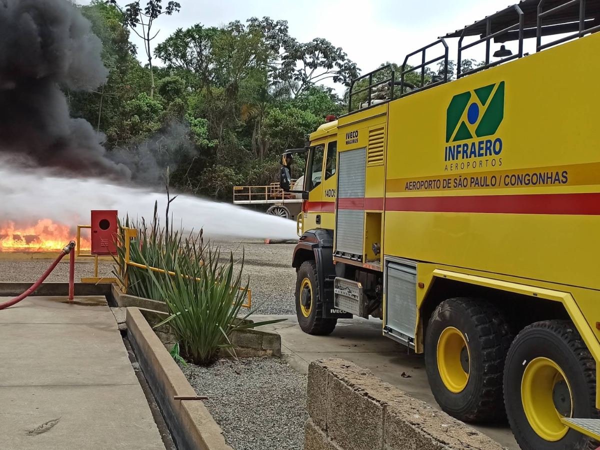 Caminhão de combate a incêndio de aeroporto lançando jato em treinamento