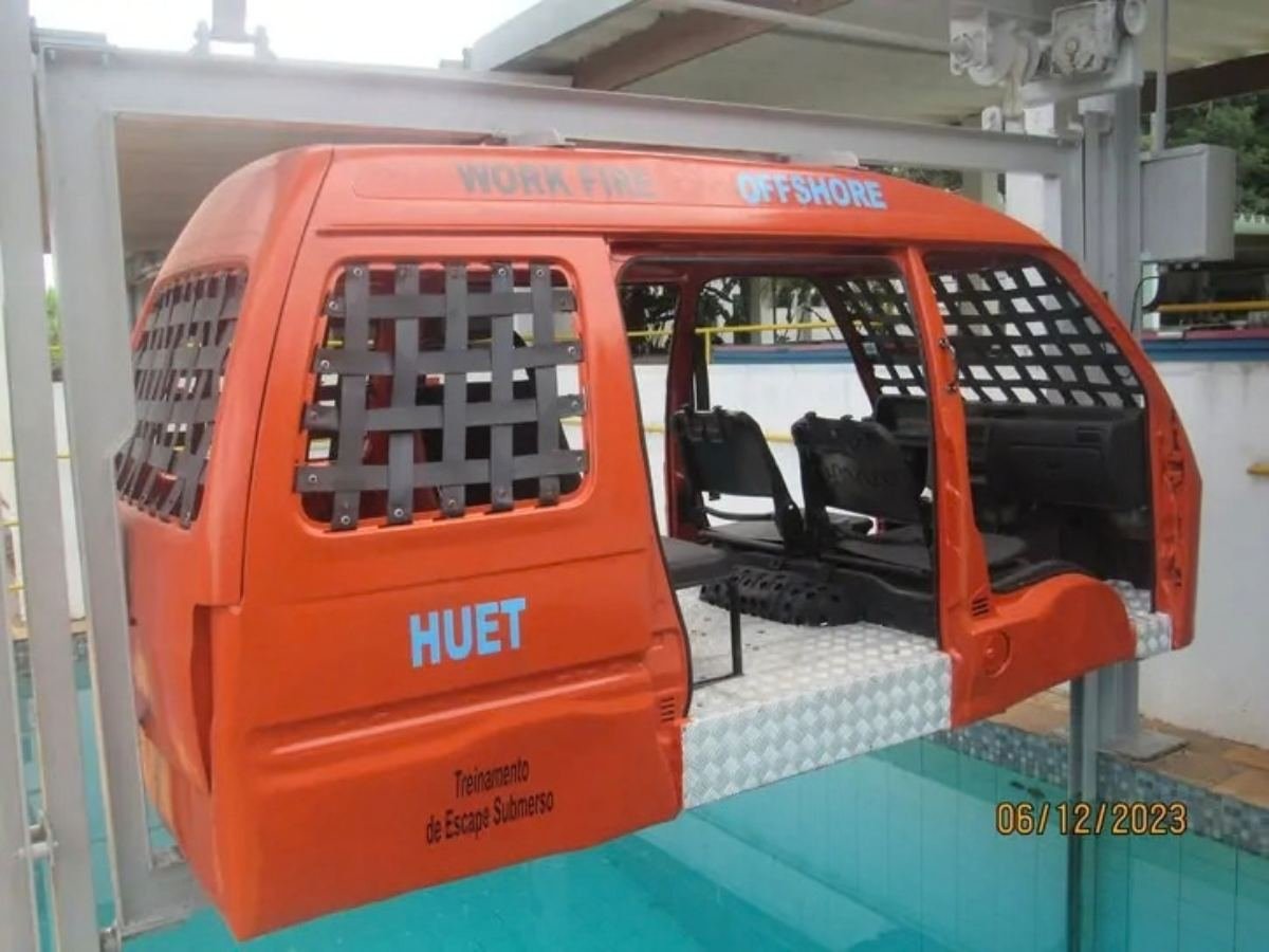 Simulador HUET, cabine para treinamento de escape subaquático