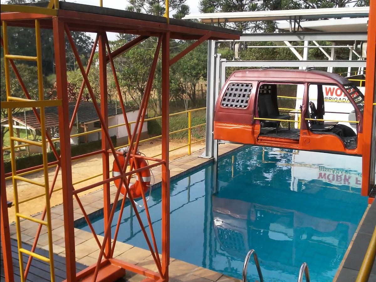 Cabine HUET suspensa sobre a piscina de treinamento
