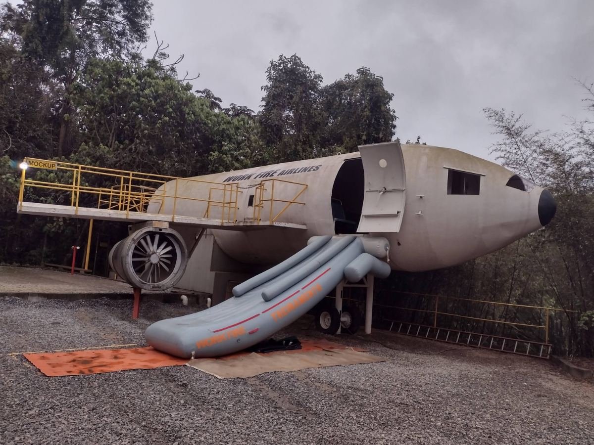 Mockup de aeronave com escorregador de evacuação