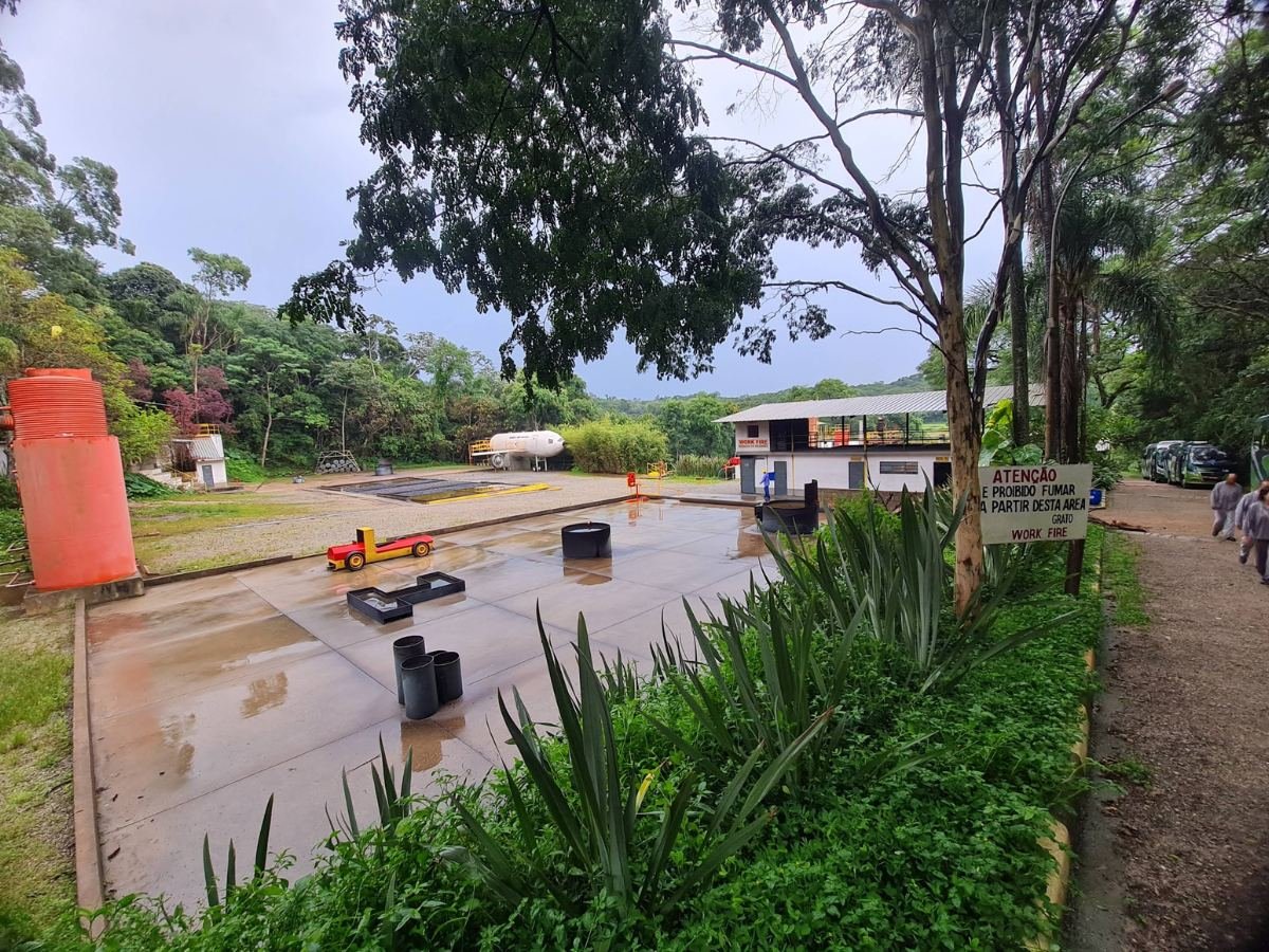 Pátio de treinamento cercado de área verde