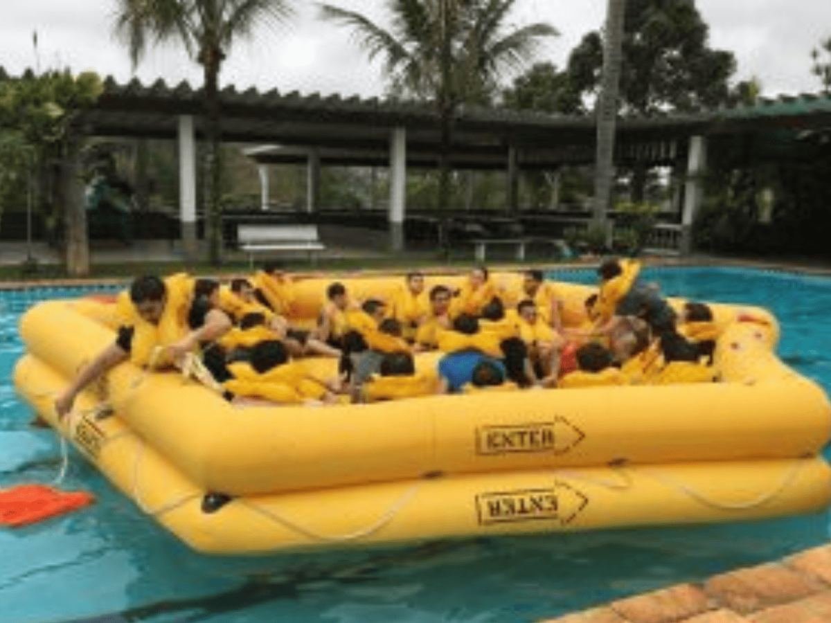 Treinamento de sobrevivência com balsa salva-vidas na piscina