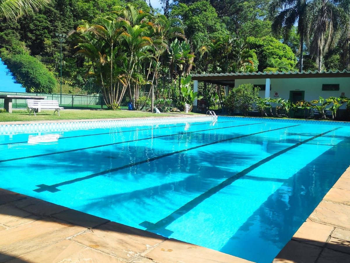 Piscina do centro de treinamento cercada de vegetação