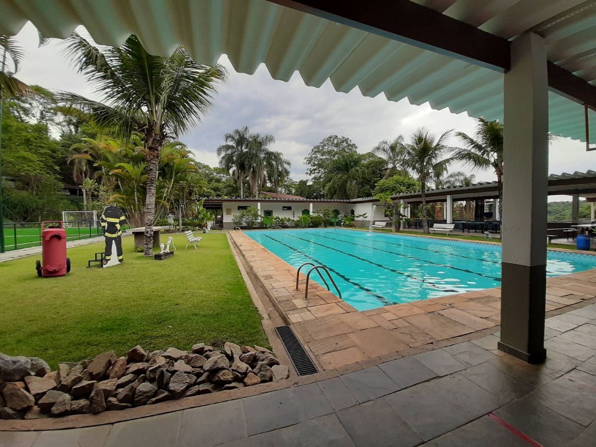 Piscina vista da área coberta