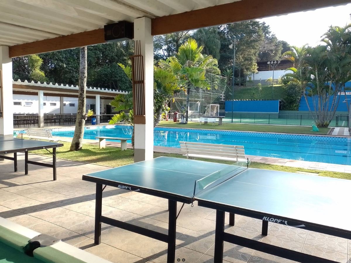 Área de lazer com mesa de pingue-pongue e piscina