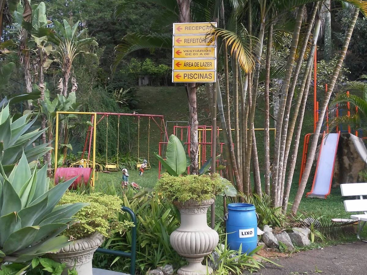 Jardim com placas indicando as áreas do centro