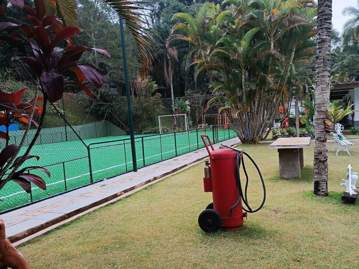 Quadra esportiva e jardim do centro